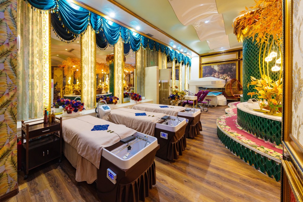 奢华装修高档美容院洗发区实拍图版权图片下载