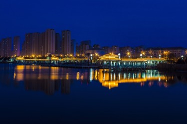 湖心公园高楼远景夜景高清图