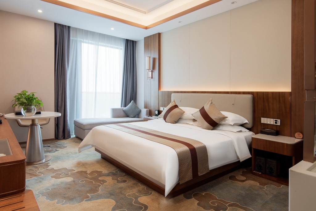 豪华酒店套房落地窗实拍图版权图片下载