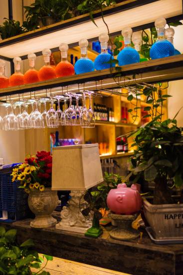 青炉里餐厅收银台绿植一角实拍图