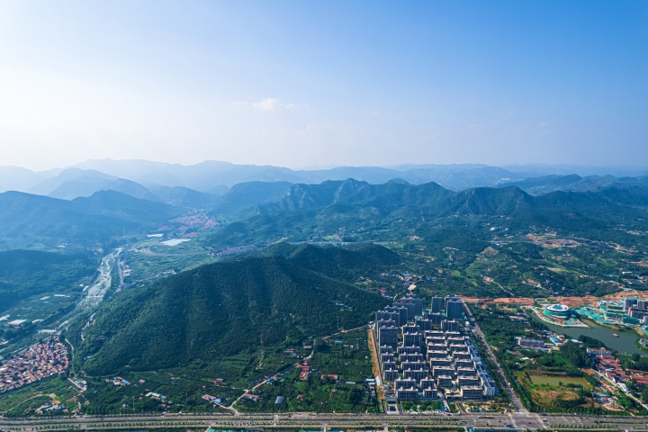 建筑群周边绿化环境远景实拍图版权图片下载