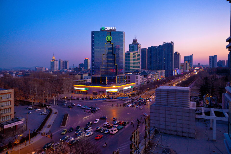 中国农业银行标志性建筑夜景图