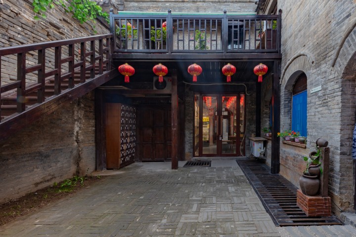 中式古宅楼梯庭院高清图版权图片下载
