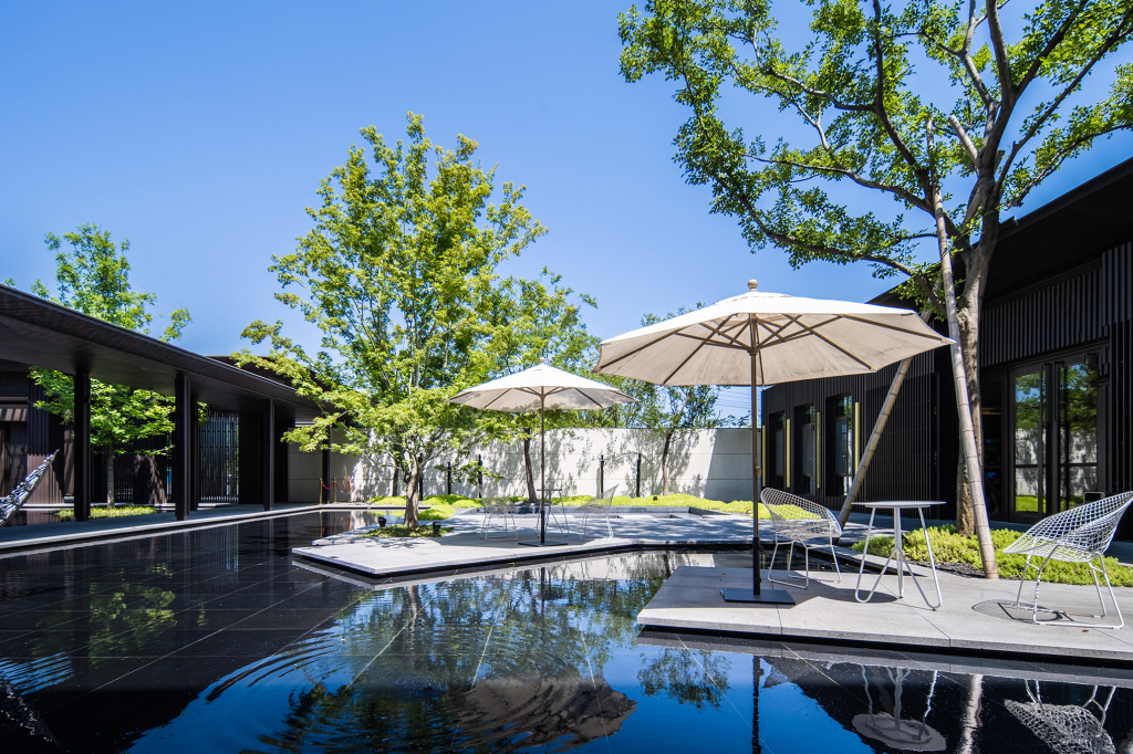 别墅区游泳池环境高清图版权图片下载