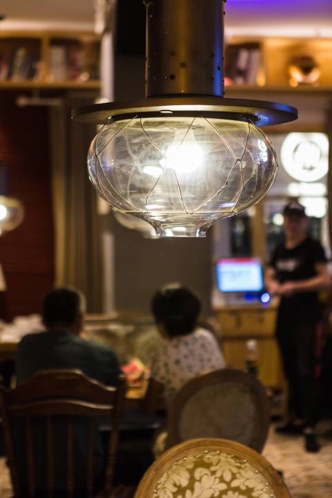 青炉里餐厅玻璃吊灯近景清晰图版权图片下载
