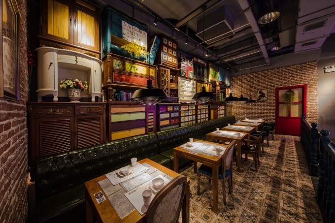 黄色氛围感餐厅用餐环境实拍图