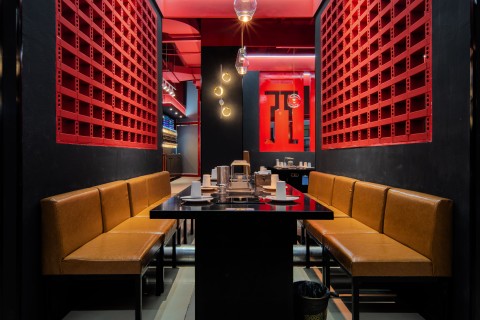 红色隔断餐厅用餐区实拍图