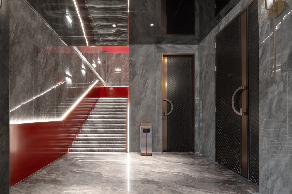 灯光科技感楼梯实拍图版权图片下载