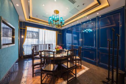 大落地窗蓝色系餐厅用餐区实拍图