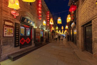 永盛义古城酒馆夜景图
