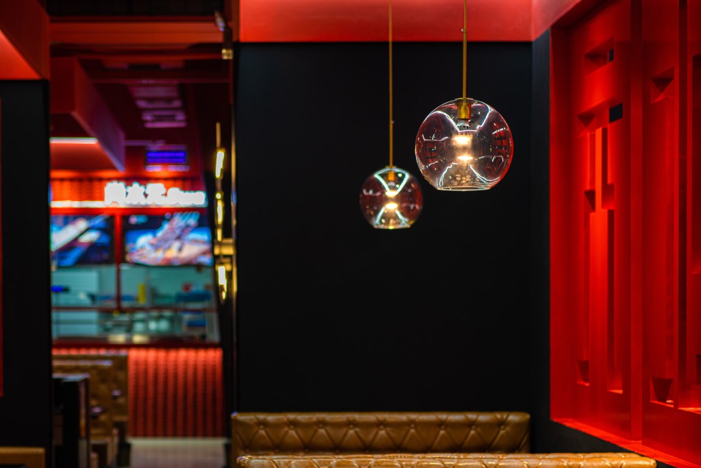 圆形创意吊灯近景实拍图版权图片下载