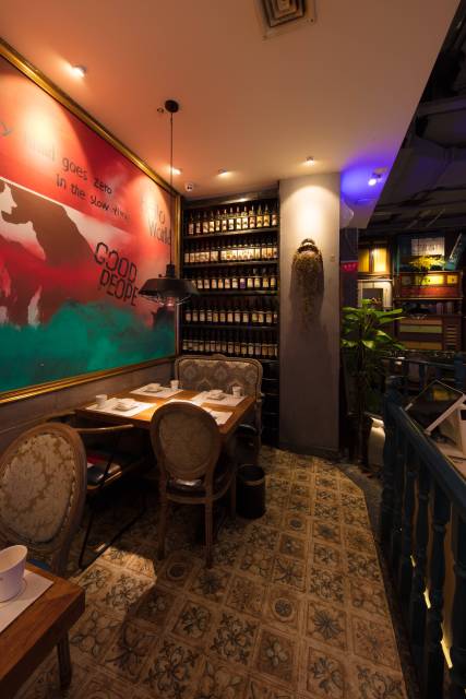 青炉里餐厅一角用餐环境实拍图