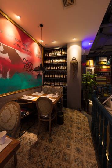 青炉里餐厅一角用餐环境实拍图