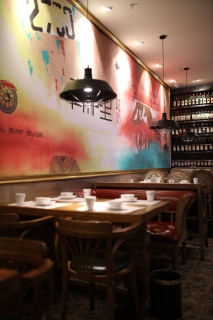 彩色壁纸餐厅用餐环境实拍图