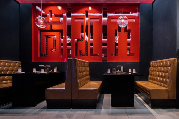 餐厅红色镂空隔断中景实拍图版权图片下载