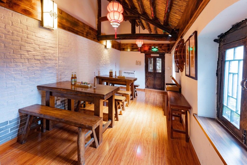 新中式简约实木就餐区版权图片下载