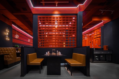 红黑色创意装修餐厅环境实拍图