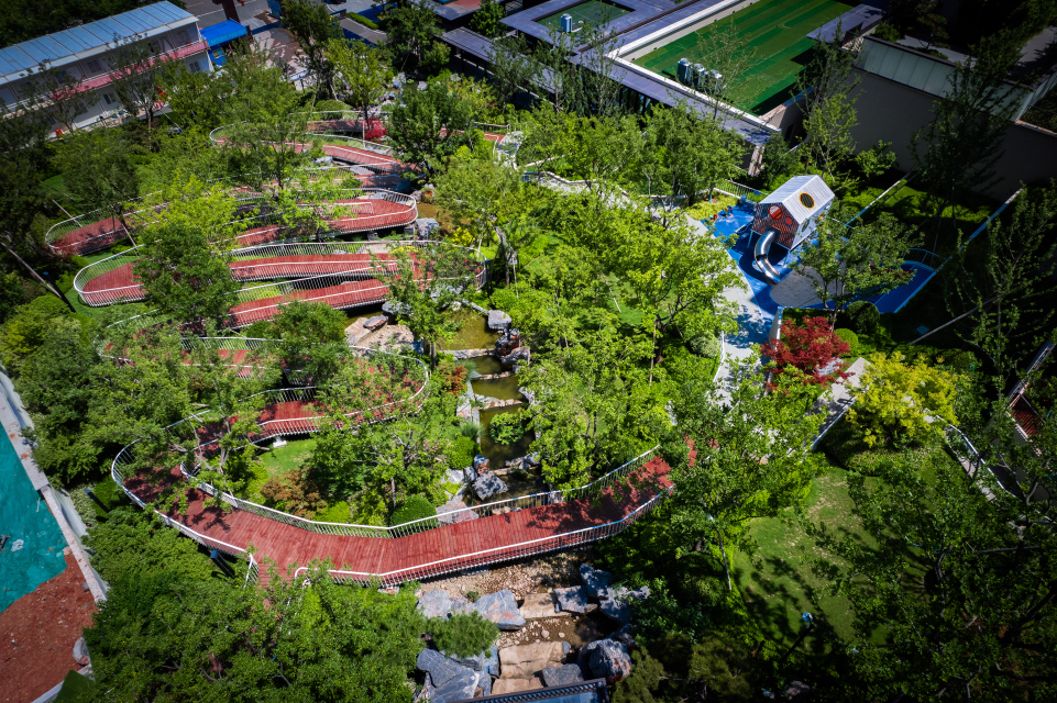 高档住宅区配套文体公园俯拍图