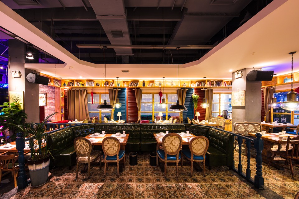 简约时尚餐厅皮质沙发用餐区实拍图