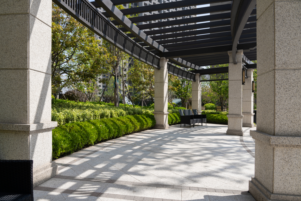 社区景观回廊实拍高清图版权图片下载