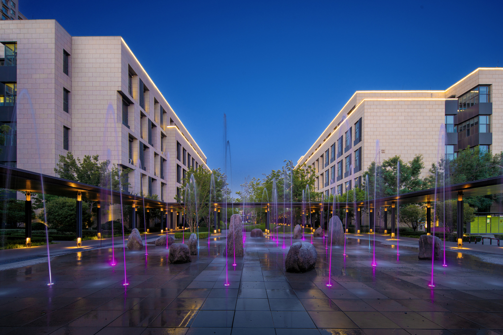 住宅区喷泉景观夜景图版权图片下载