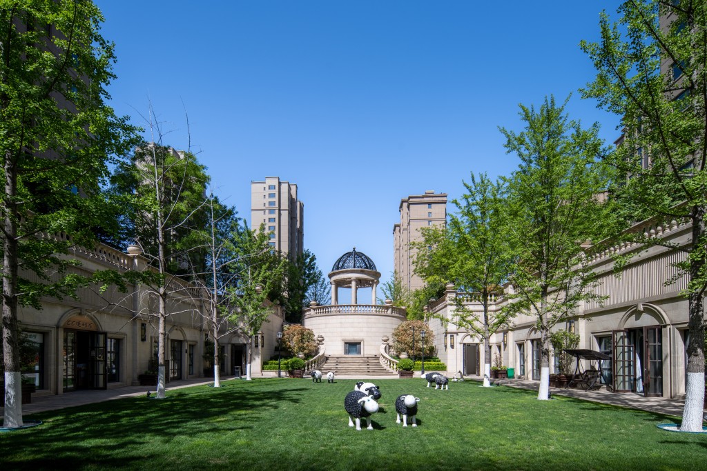 新欧式别墅区草坪休闲园林版权图片下载