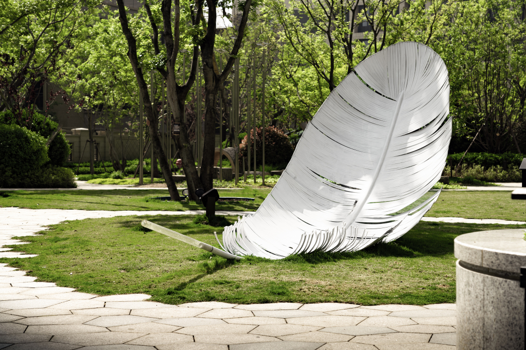 社区羽毛标志性景观建筑高清图版权图片下载