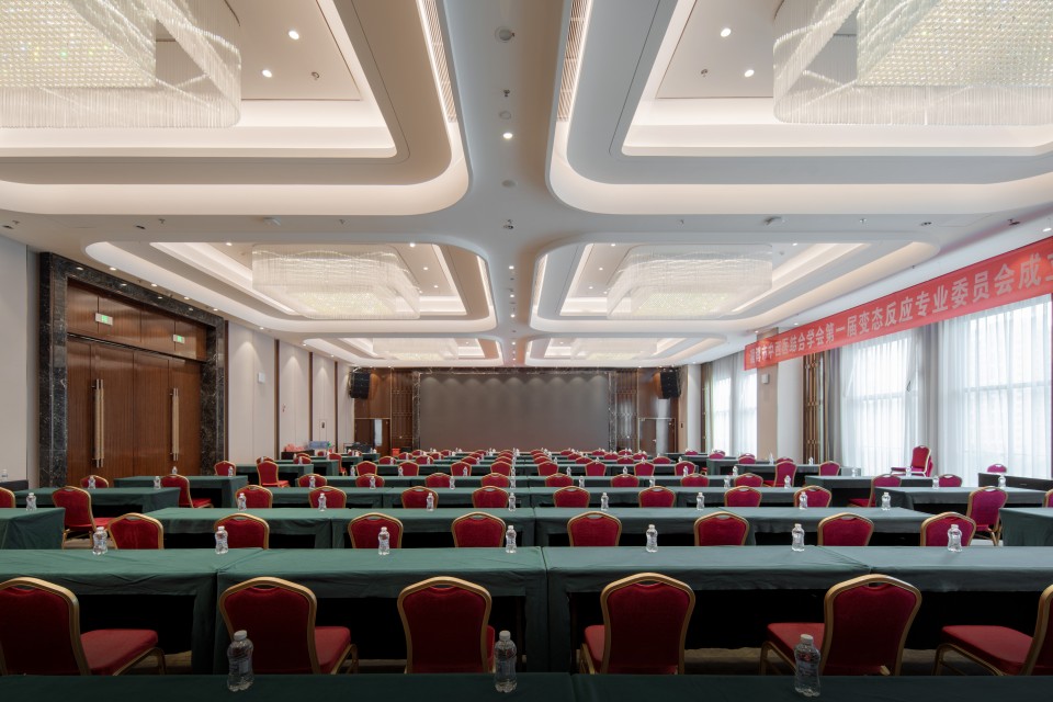 高档多人会议礼堂高清图