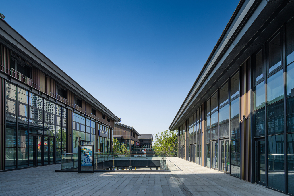 中式商业街建筑高清实拍图版权图片下载