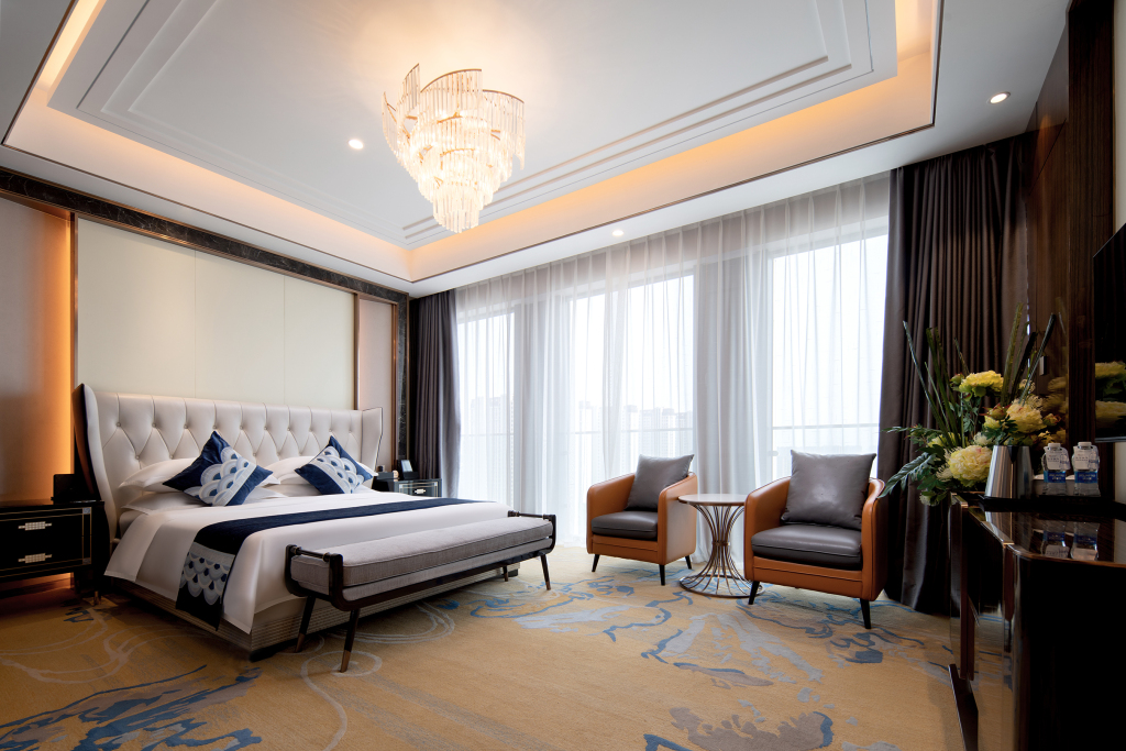 豪华水晶吊灯商务大床房实拍图版权图片下载