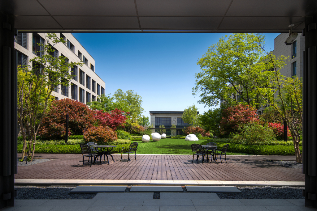 高档别墅区景观环境实拍图版权图片下载