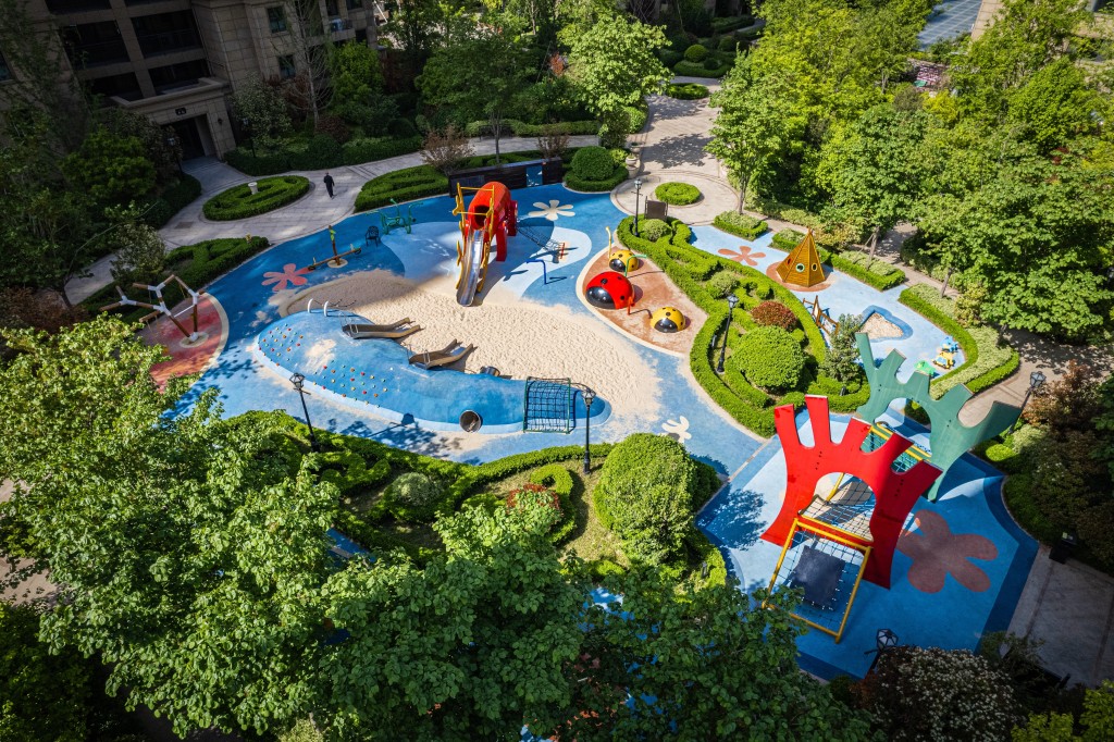 俯拍城市小区游乐休闲区高清图版权图片下载