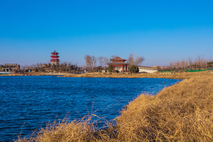 城市湖区公园凉亭风景高清图版权图片下载