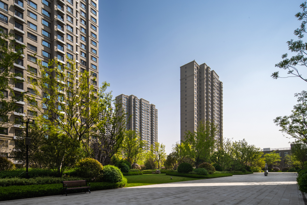 高层住宅区社区环境实拍图版权图片下载