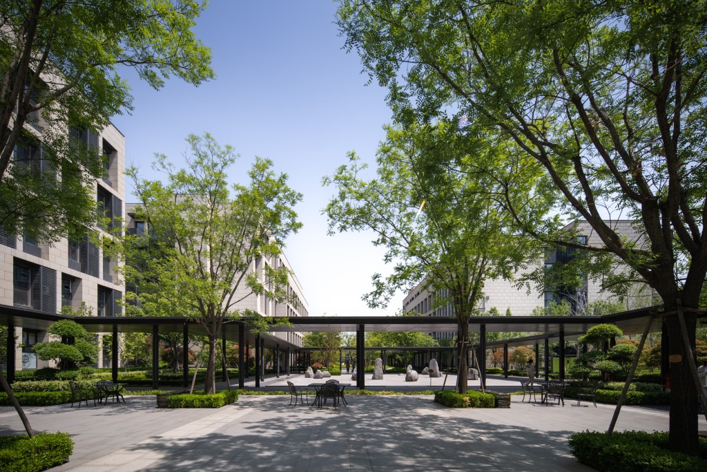 花园洋房小区休闲区实拍图版权图片下载