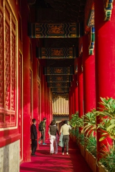 古代古风建筑红色走廊人物竖图