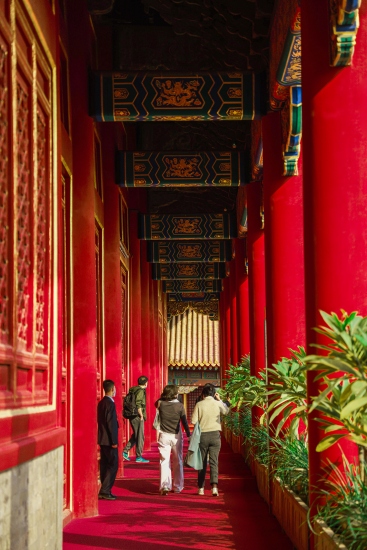 古代古风建筑红色走廊人物竖图