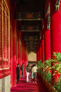古代古风建筑红色走廊人物竖图