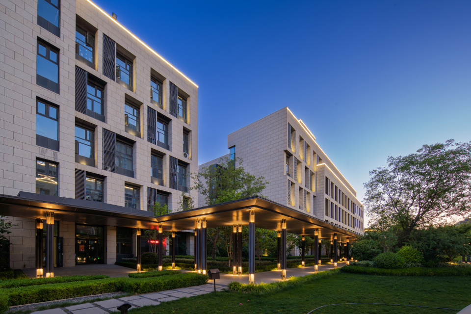 高级别墅区长廊绿化侧拍图