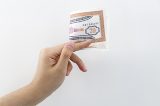 手拿外币纸币近景图