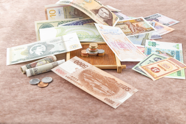 世界外卖纸质钞票平铺图