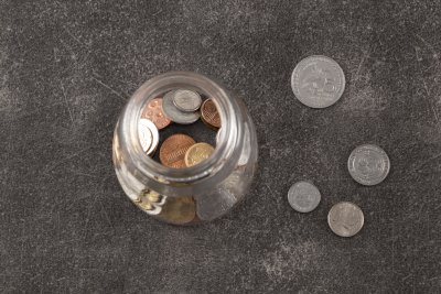 钱币玻璃罐硬币俯拍图
