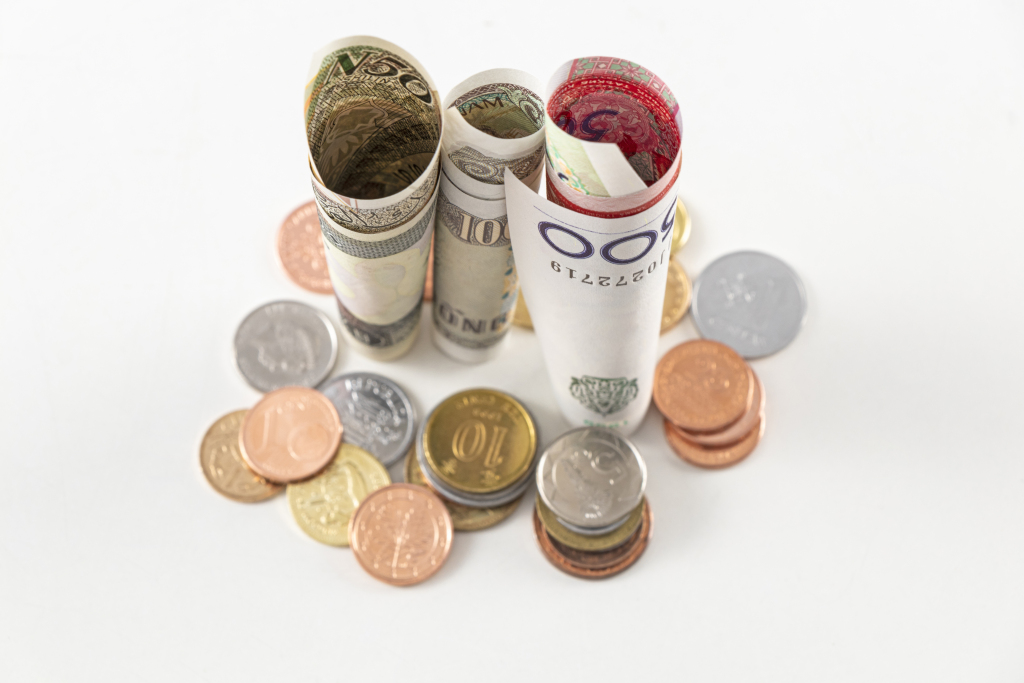 国外纸钞硬币面值桌牌摆拍版权图片下载