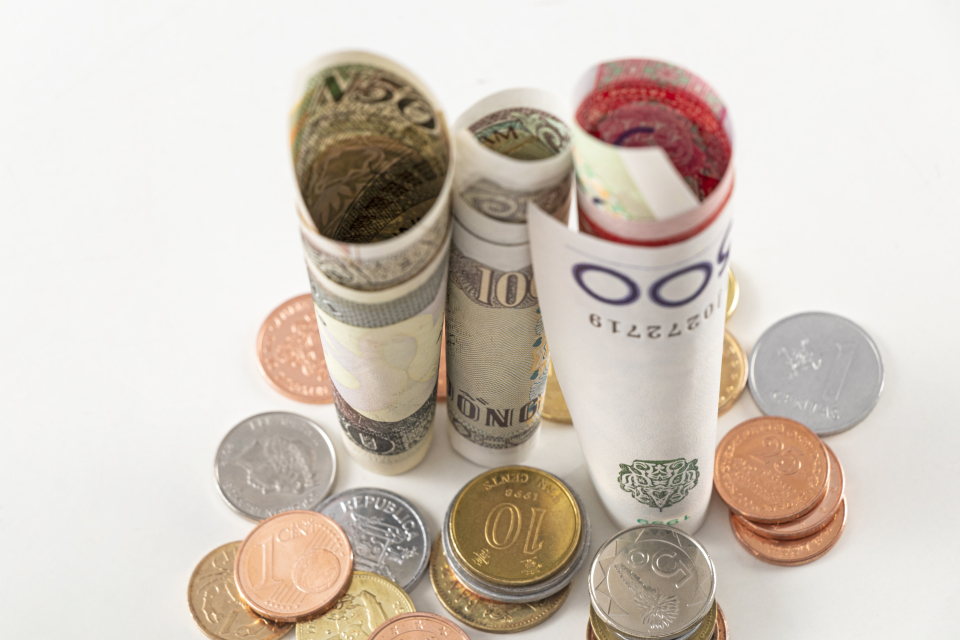 纸币硬币俯拍高清图片