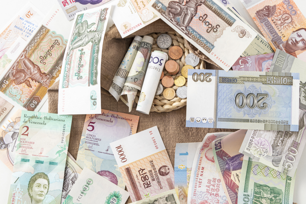 桌面各国纸钞钱币堆积俯拍图版权图片下载