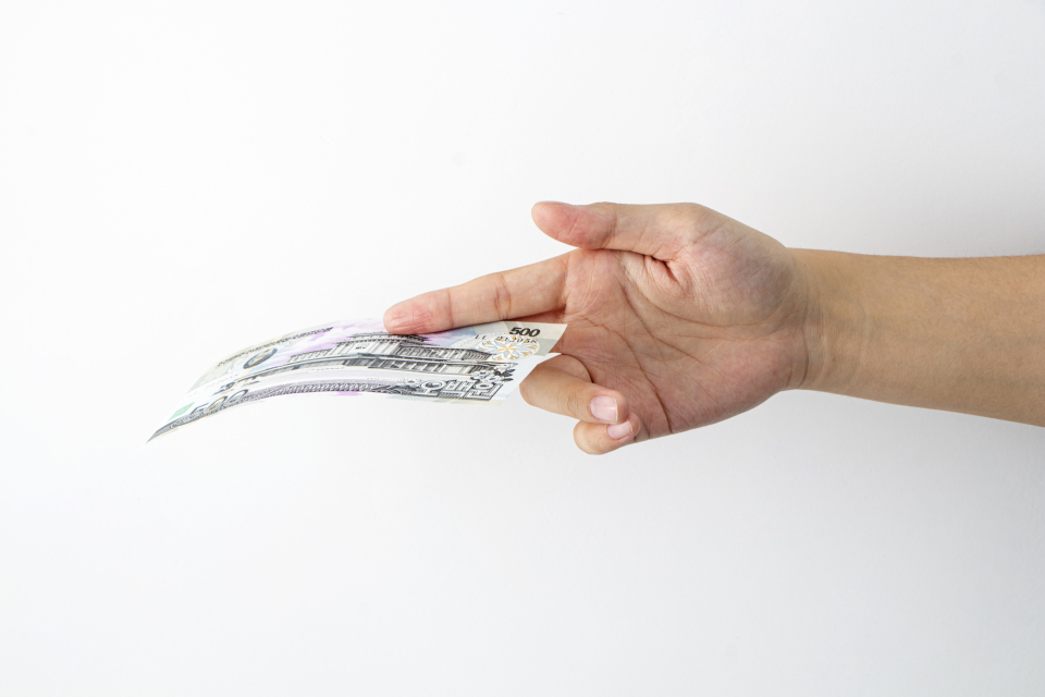 手持纪念钞纸币货币高清图