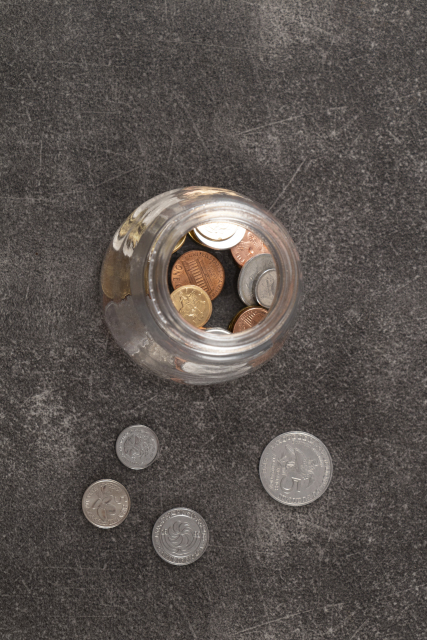 俯拍玻璃瓶外币硬币高清图