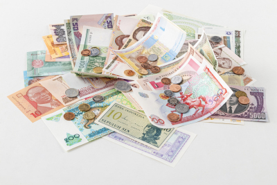 印度尼西亚硬币纸币堆积图片