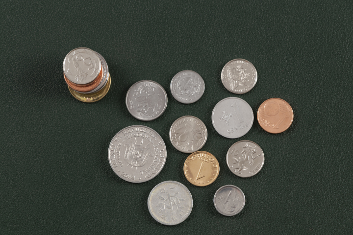 金融外币交易硬币实拍图版权图片下载