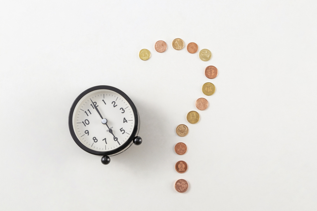 闹钟硬币金融贸易俯拍图版权图片下载